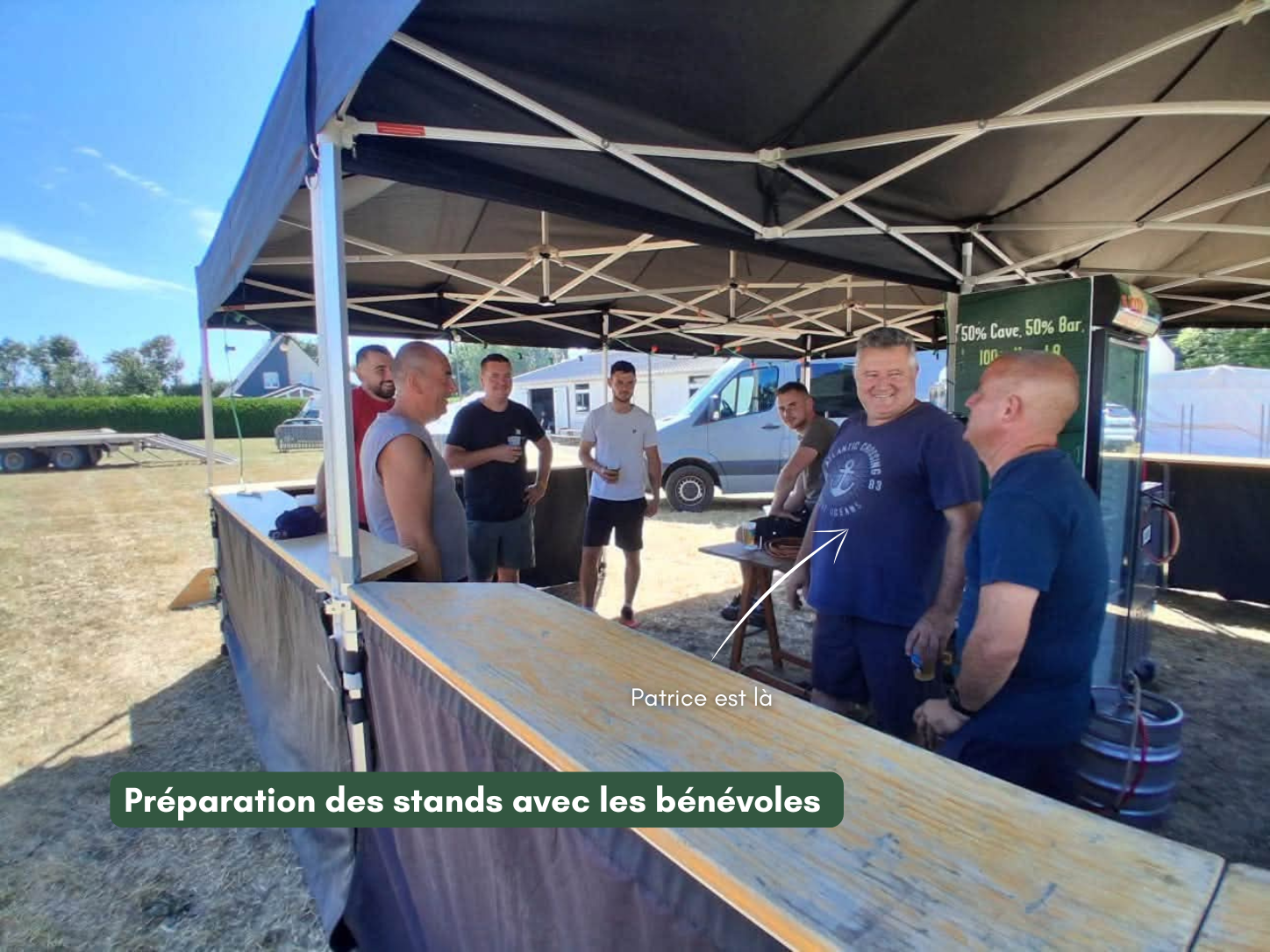 Patrice de Natural Breed avec les bénévoles pendant la préparation des stands